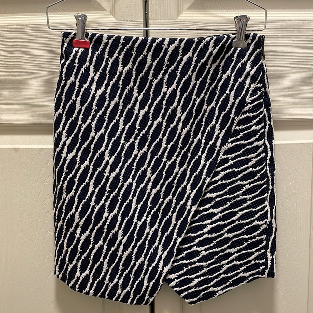 Women’s Size XS petite navy blue and white textured pencil skirt